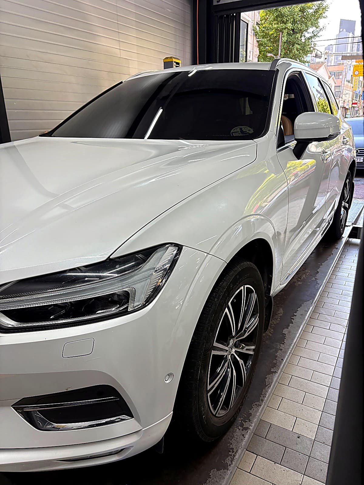 쌍촌본점에 입고된 흰색 볼보 XC60