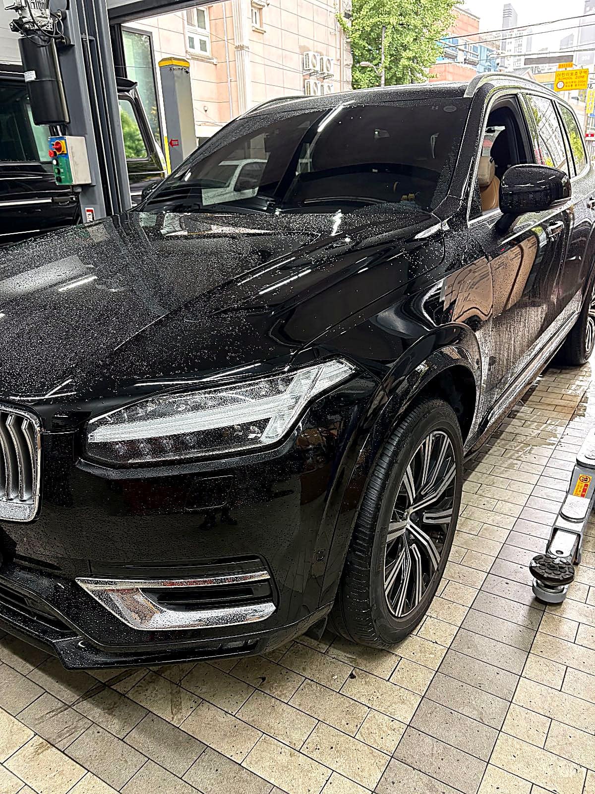 쌍촌본점에 입고된 검은색 볼보 XC90