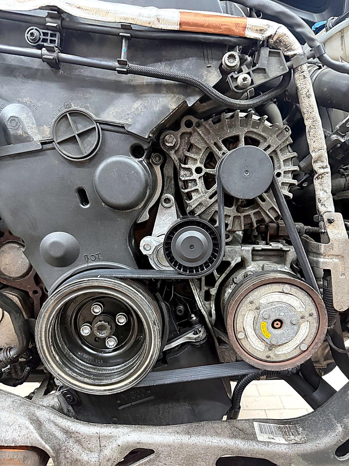 타이밍벨트 커버와 신품 겉벨트를 조립한 아우디 A4 TDI 엔진 앞면