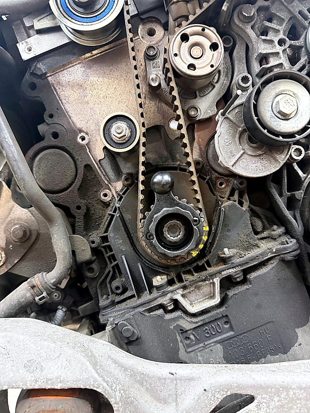 아우디 A4 TDI 크랭크 쪽 타이밍벨트 경로와 워터펌프, 텐셔너 위치