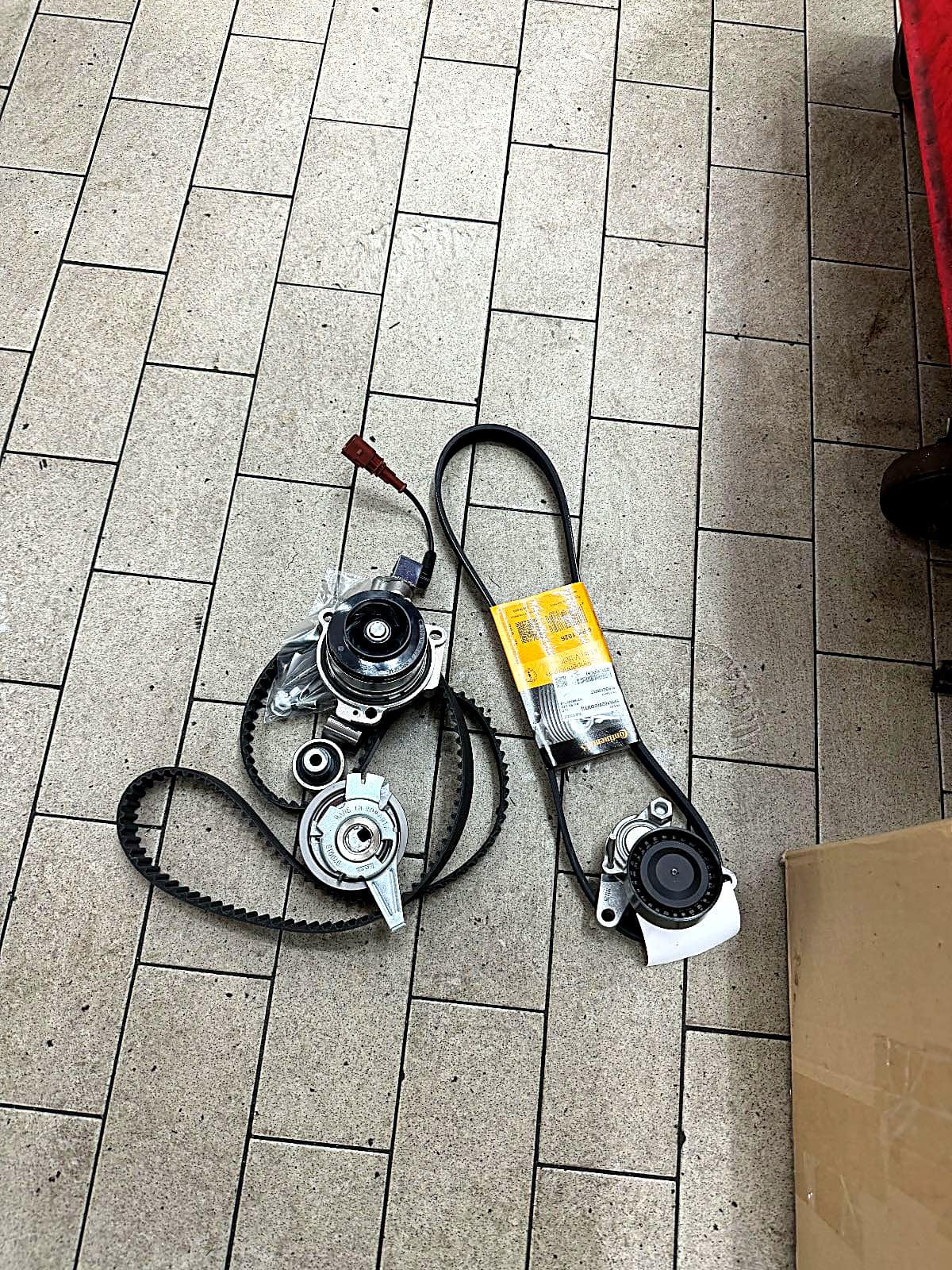 아우디 A4 TDI 신품 타이밍벨트, 워터펌프, 텐셔너, 아이들러와 신품 겉벨트, 오토텐셔너