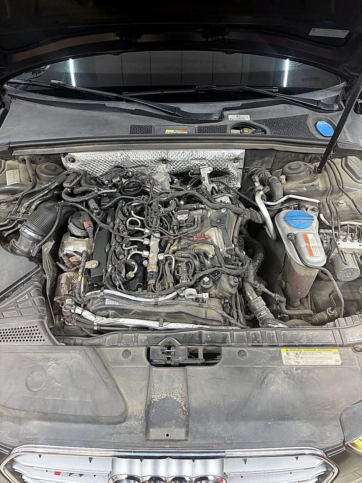 작업 전 엔진 커버를 벗긴 아우디 A4 TDI 엔진룸