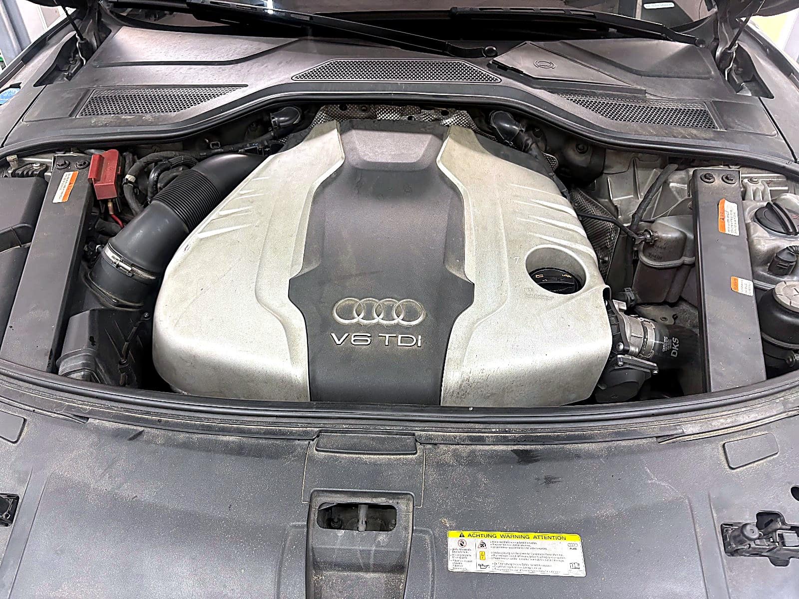 아우디 A8 L 엔진룸의 V6 TDI 엔진 커버