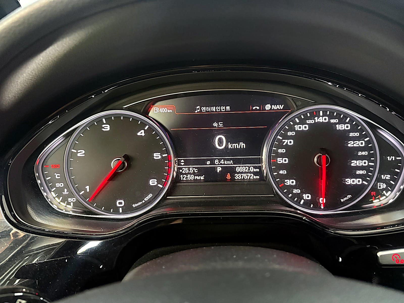 아우디 A8 L 계기판에 표시된 총 주행거리 337,572km