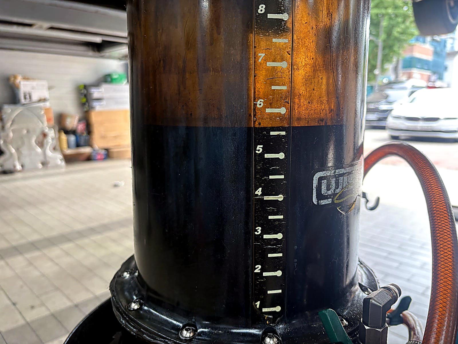 계량통에 받아낸 아우디 A8 L의 검게 변한 폐엔진오일