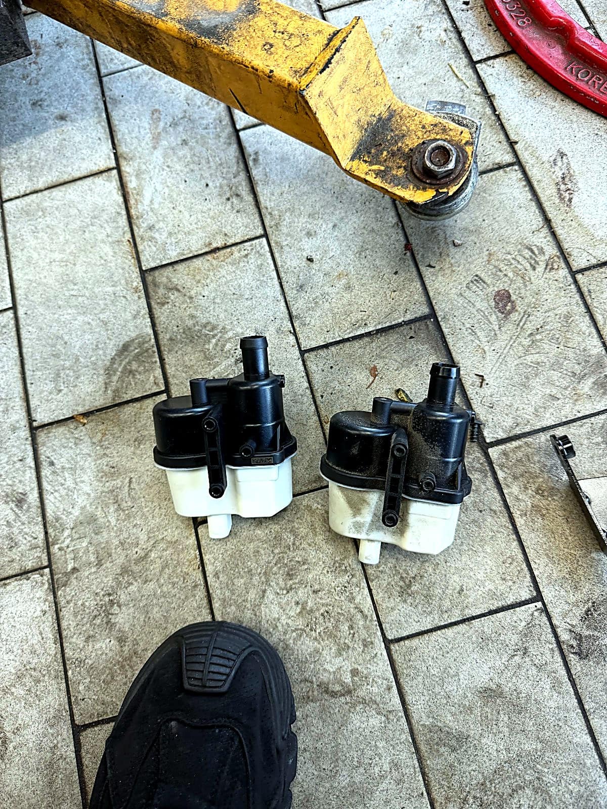 아우디 Q5 연료펌프 진단 모듈 두 개