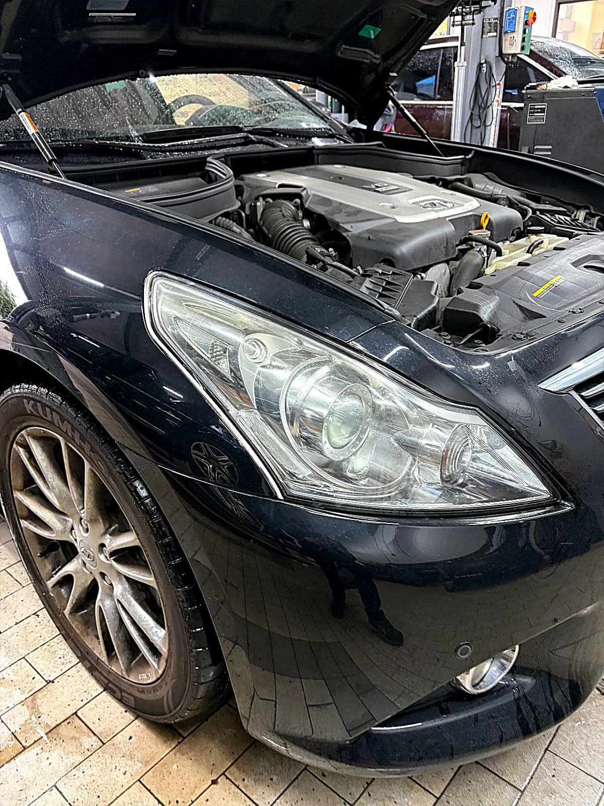 인피니티 G37 엔진룸을 연 모습
