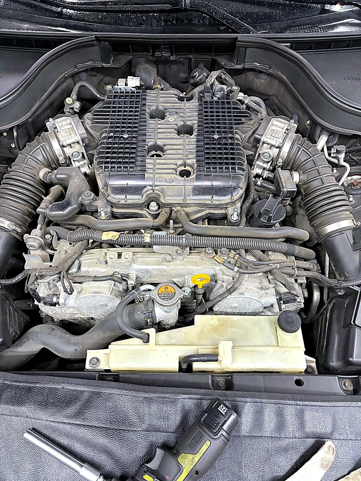 인피니티 G37 V6 엔진 상부