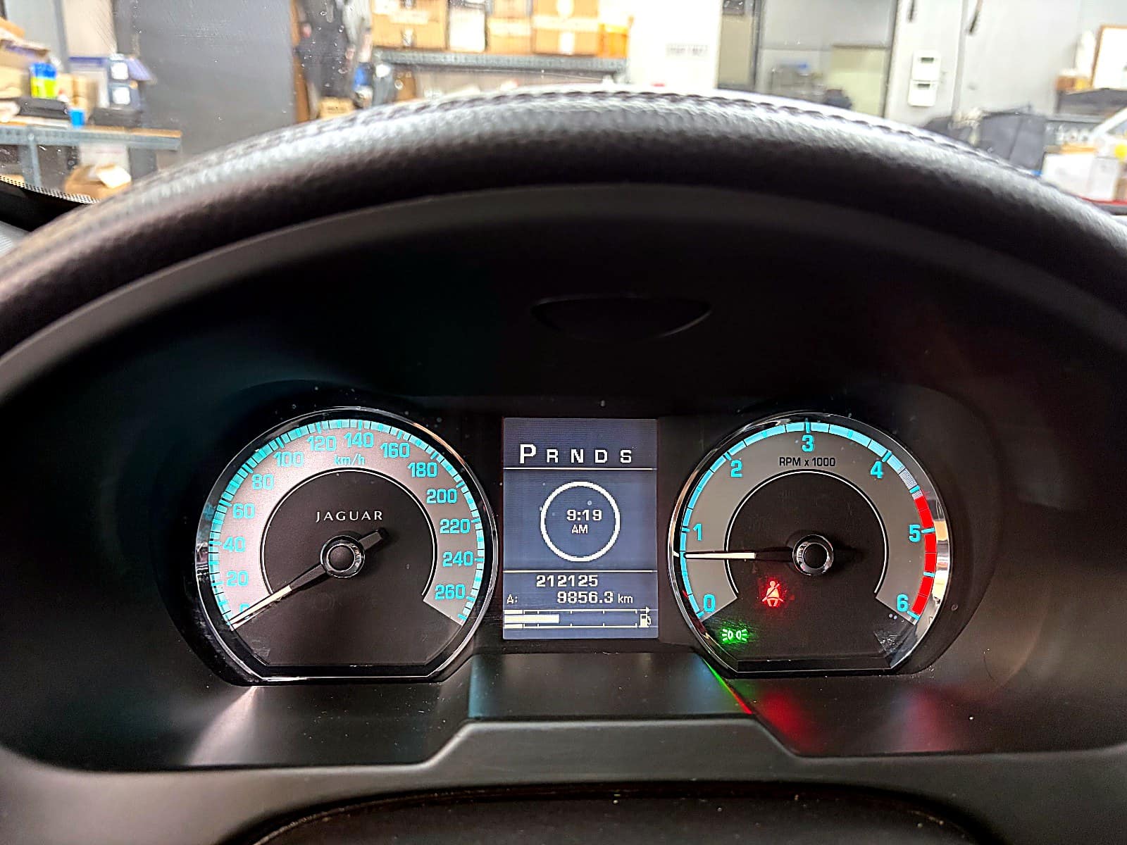 재규어 XF 계기판에 표시된 누적 주행거리 212,125km