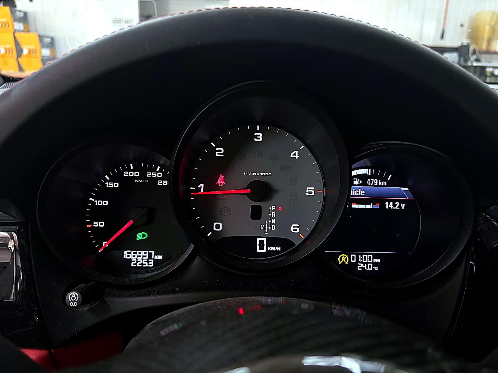 포르쉐 마칸 계기판 누적 주행거리 166,997km