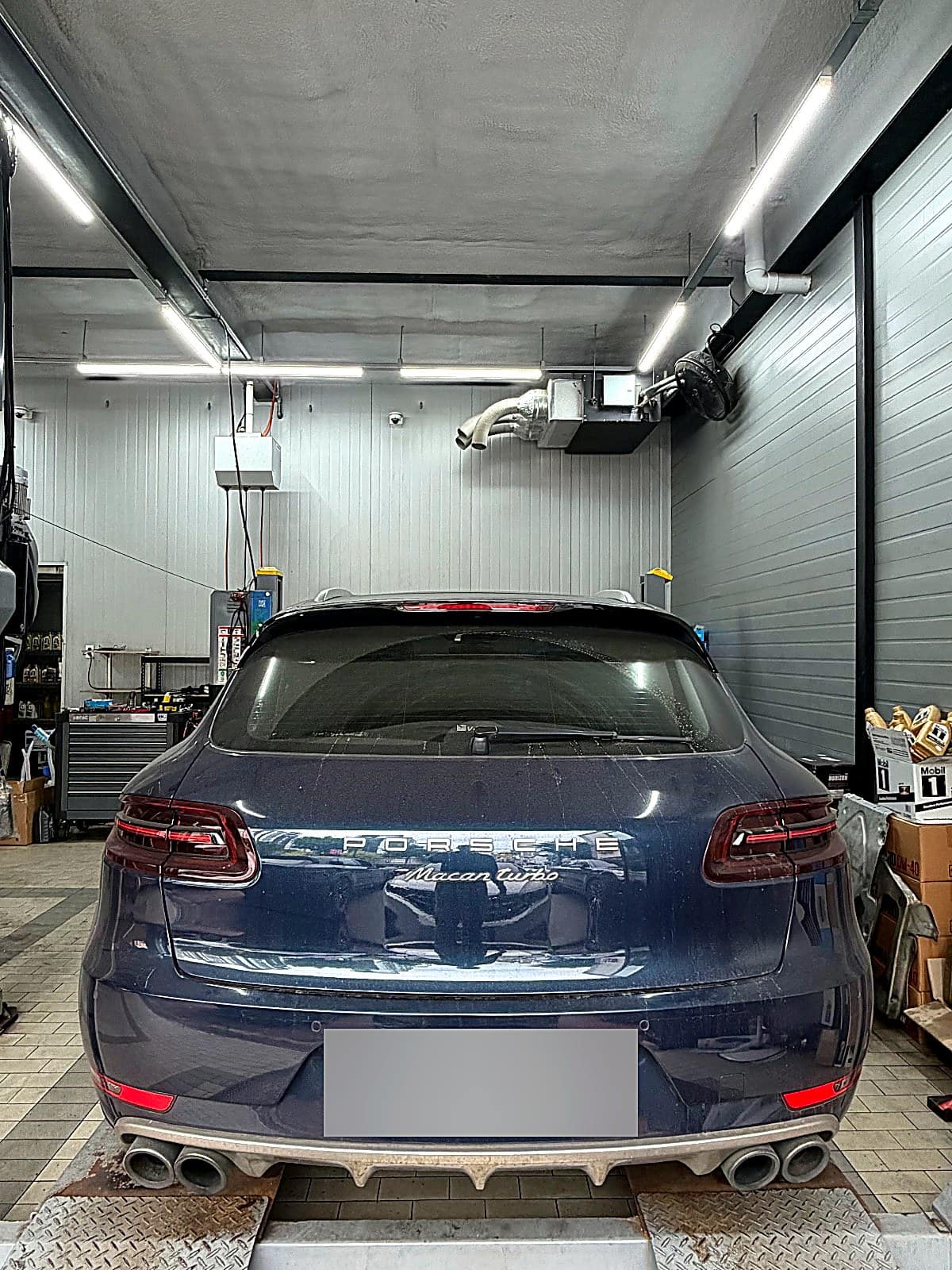 입고된 남색 포르쉐 마칸 터보 후면, Macan Turbo 배지가 보이는 모습