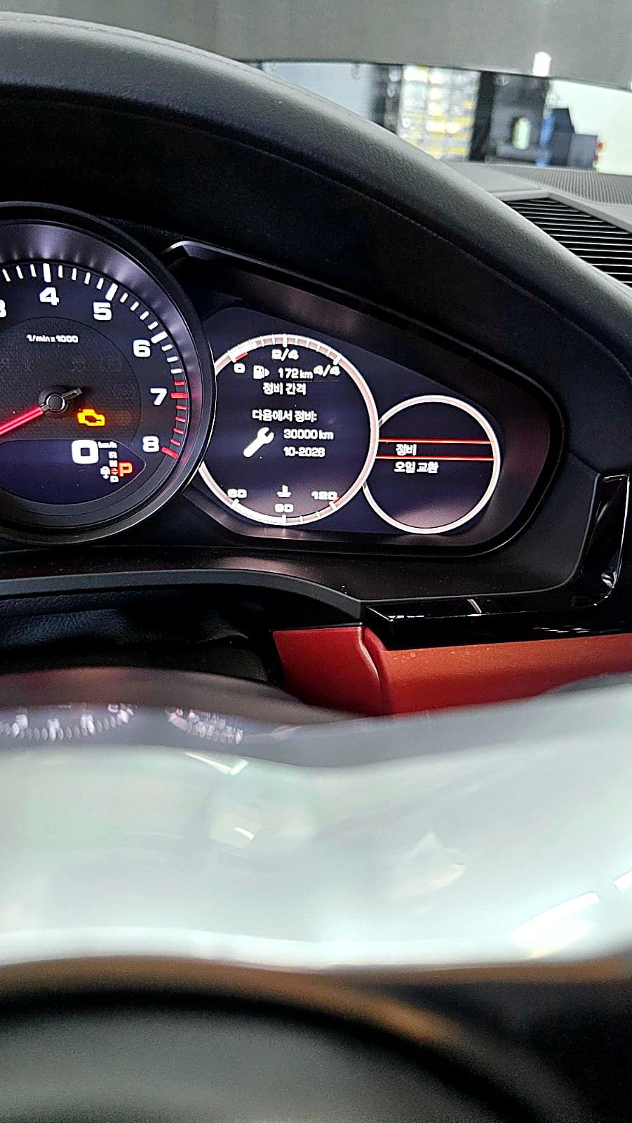 교환 후 다음 정비 30,000km·2028년 10월이 표시된 카이엔 계기판