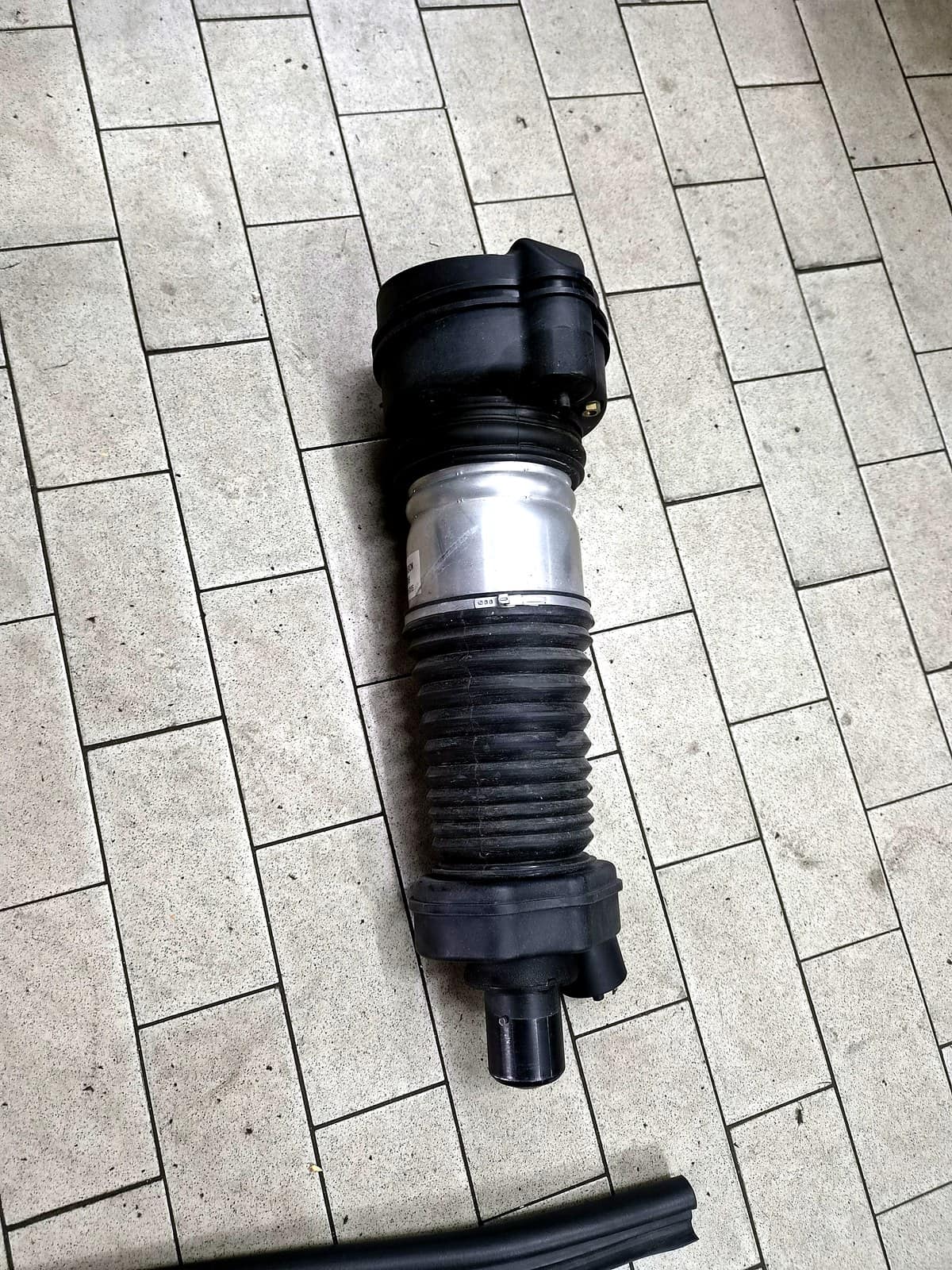 포르쉐 카이엔에서 탈거한 에어쇼바 부품 모습