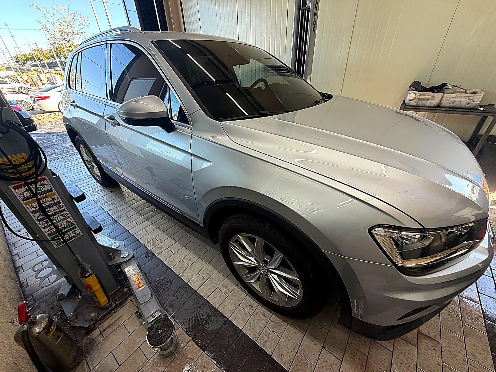 입고된 은색 폭스바겐 티구안 2.0 TDI 측면