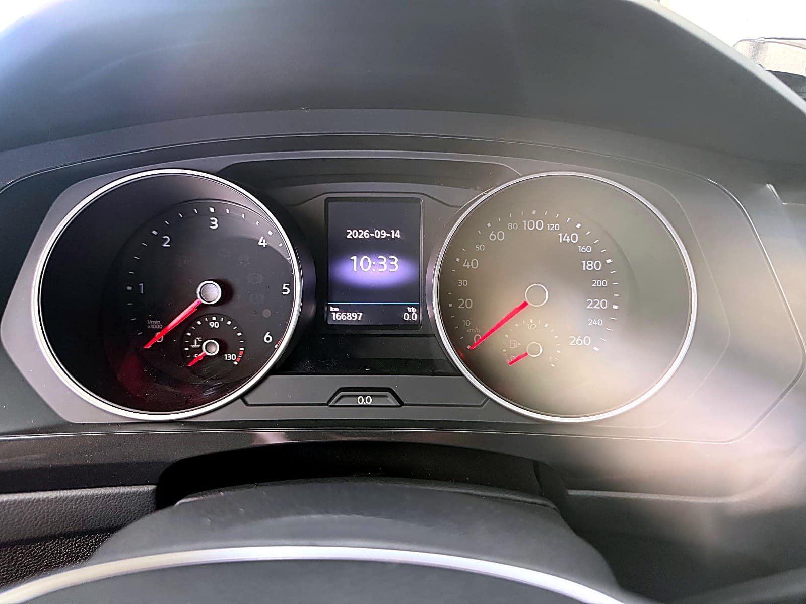 티구안 계기판에 표시된 누적 주행거리 166,897km