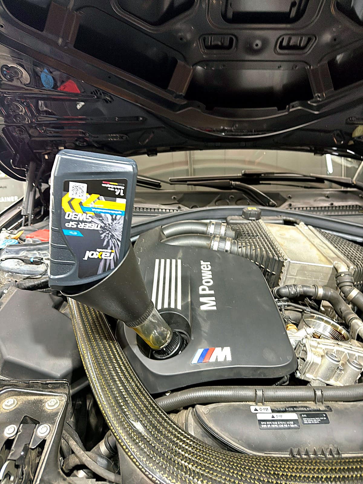BMW M4 새 엔진오일 주입