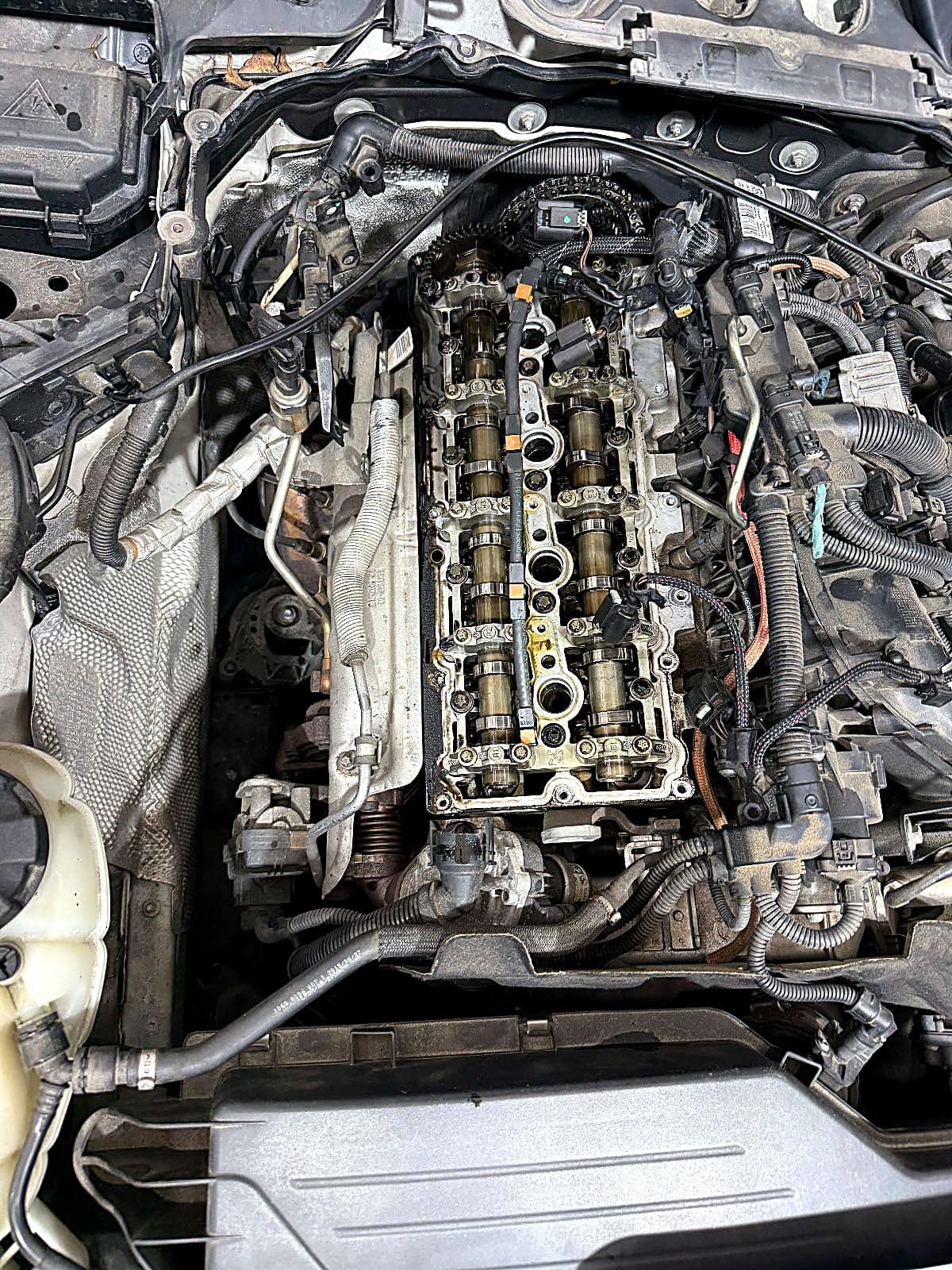 BMW 3시리즈 F30 헤드커버를 분리한 엔진 윗부분