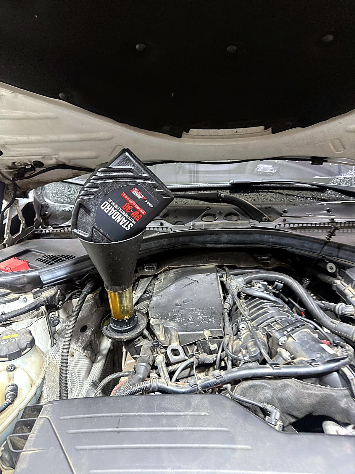 BMW 3시리즈 새 엔진오일 주입