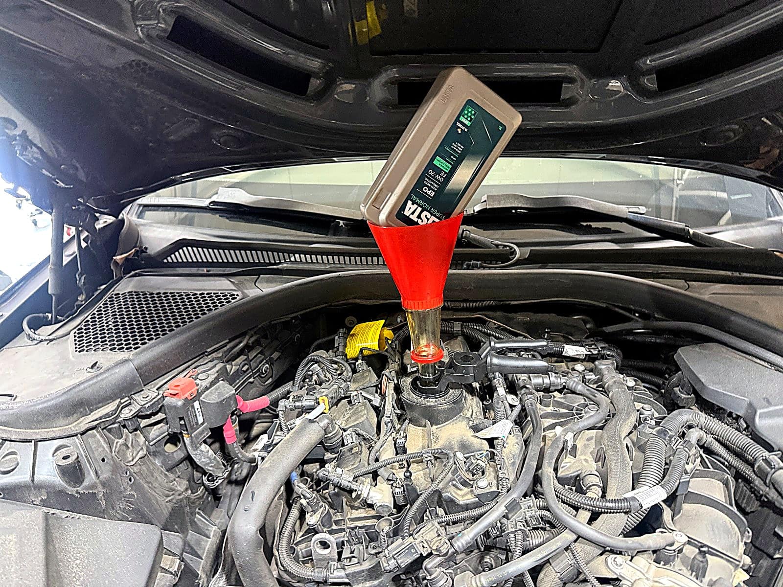 BMW 3시리즈 G20 새 엔진오일 주입