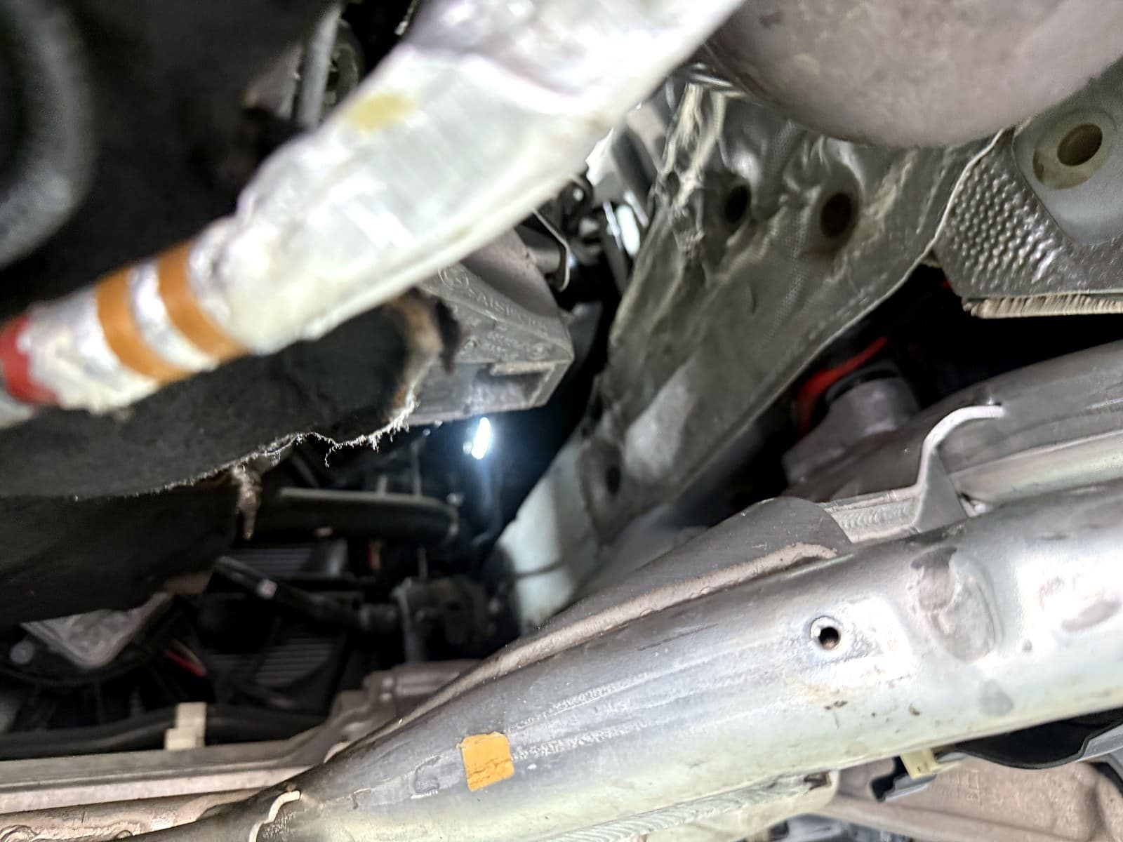 BMW 520 탈거한 기존 엔진마운트 두 개