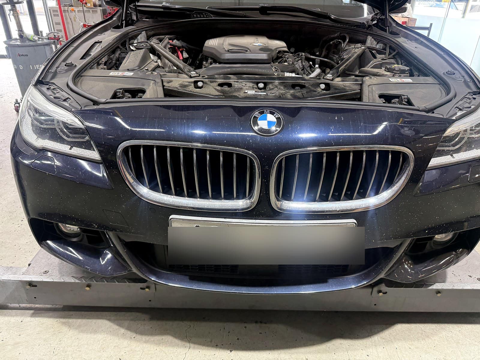 순천 H모터스에 에어컨 소음·손잡이 고장으로 입고된 BMW 520d 외관