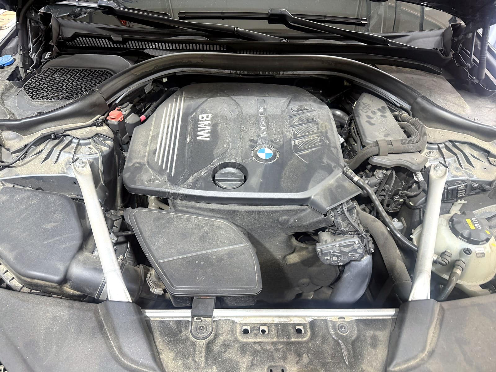 BMW 520d 엔진룸 전체 모습
