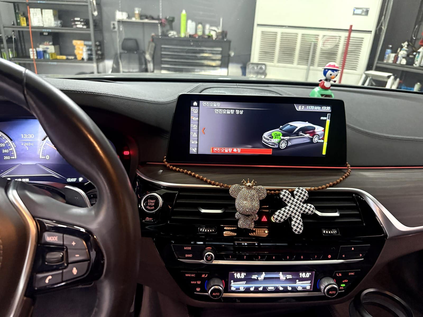 BMW 520d 계기판 화면으로 엔진오일량을 측정하는 모습