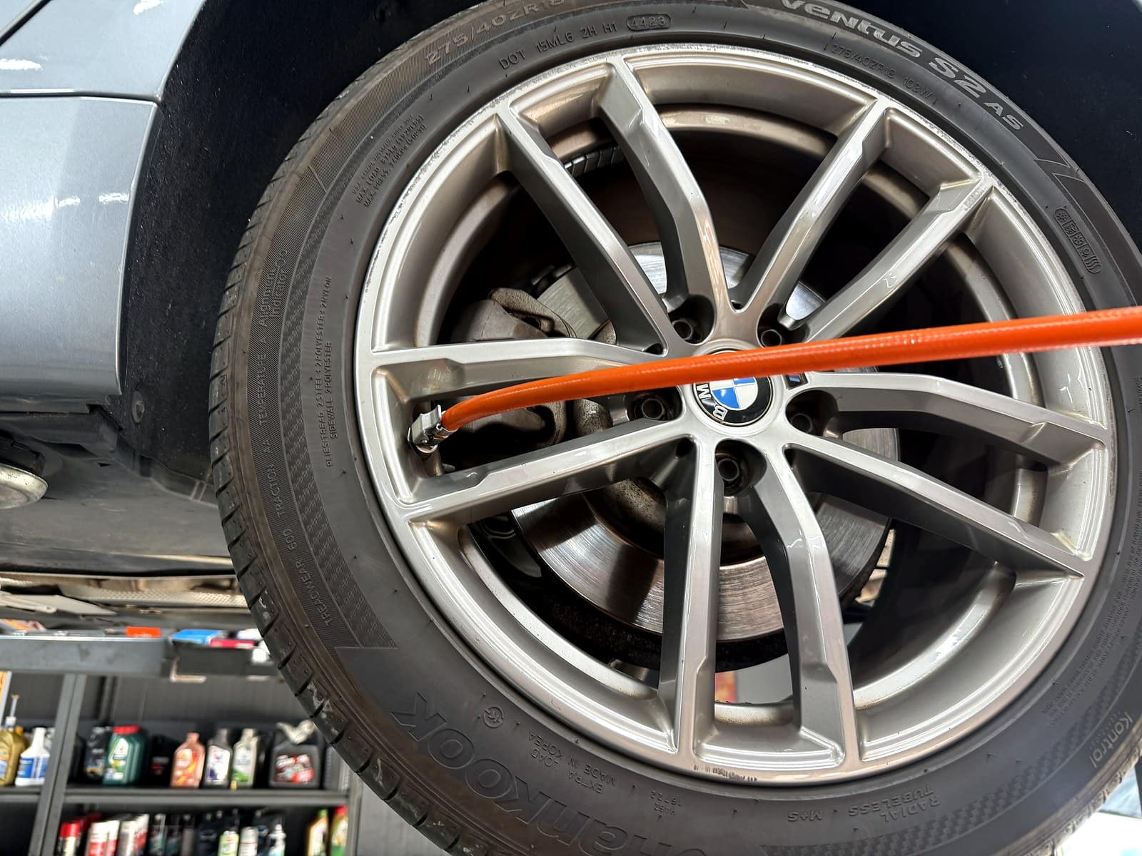 BMW 520d 휠·타이어 마모 상태 점검 모습