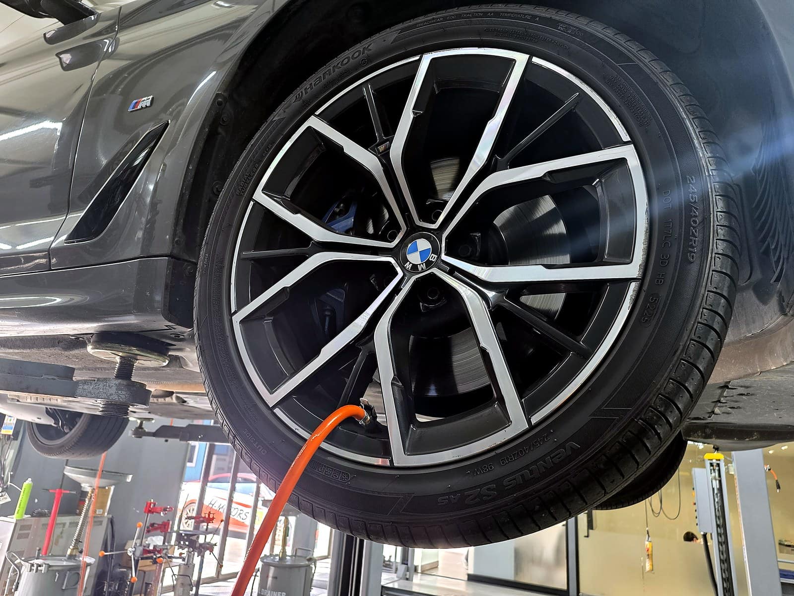 BMW 530i 휠·타이어 상태부터 점검하는 모습