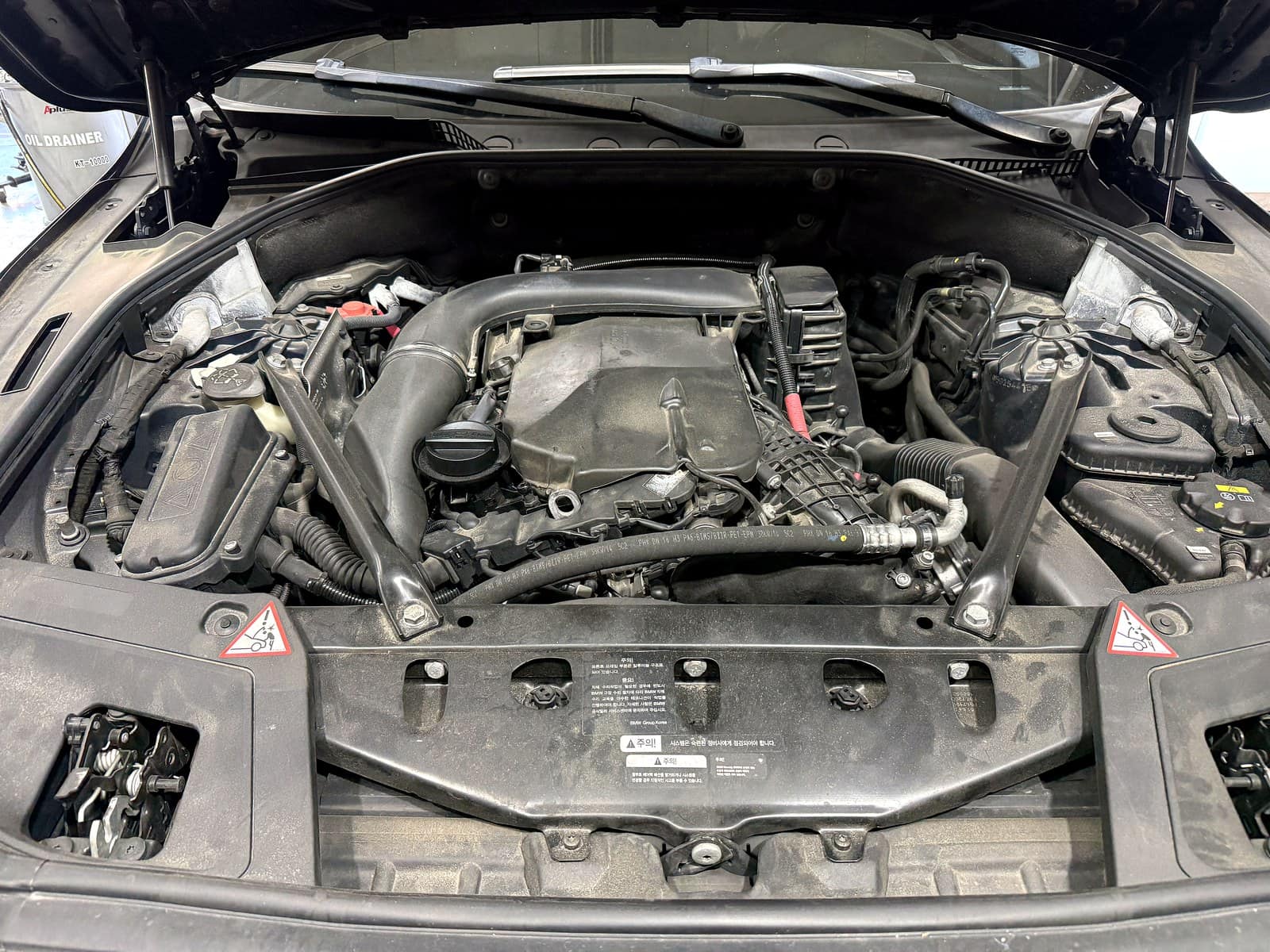 BMW 5GT 엔진룸 전경