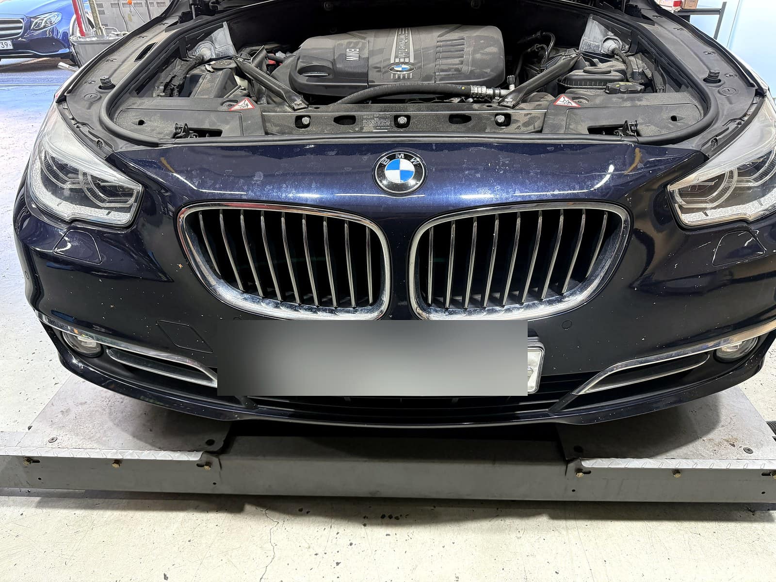 순천 H모터스에 엔진오일 교환으로 입고된 BMW 5GT 외관