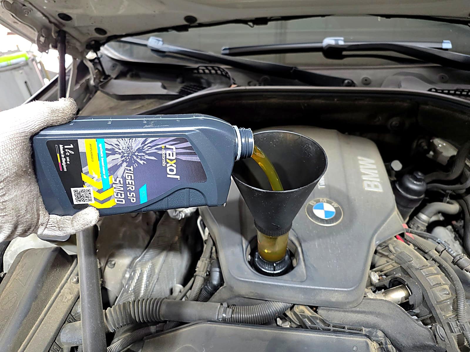 BMW 5시리즈 새 엔진오일 주입