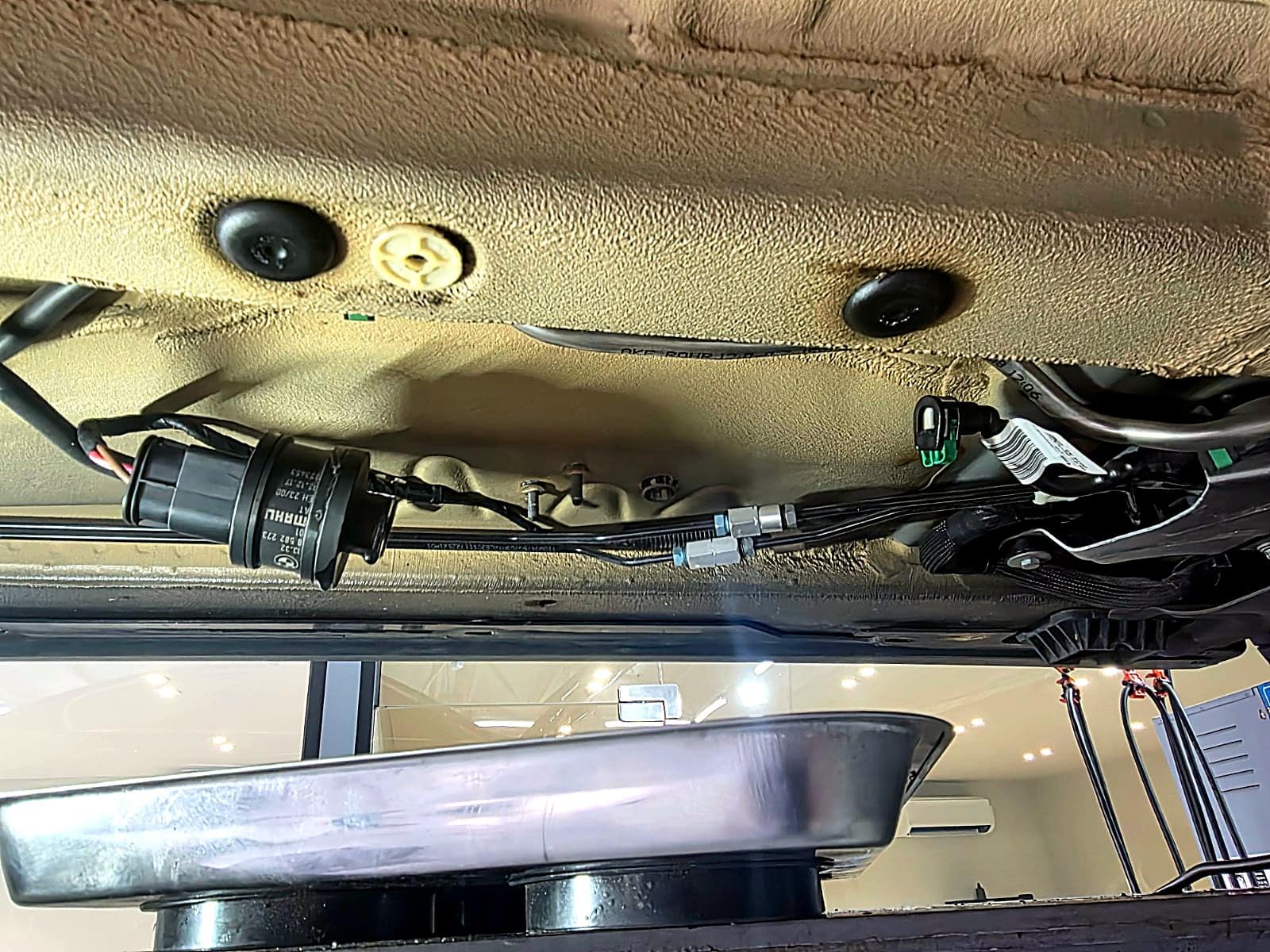 BMW 5시리즈 연료필터를 분리한 모습