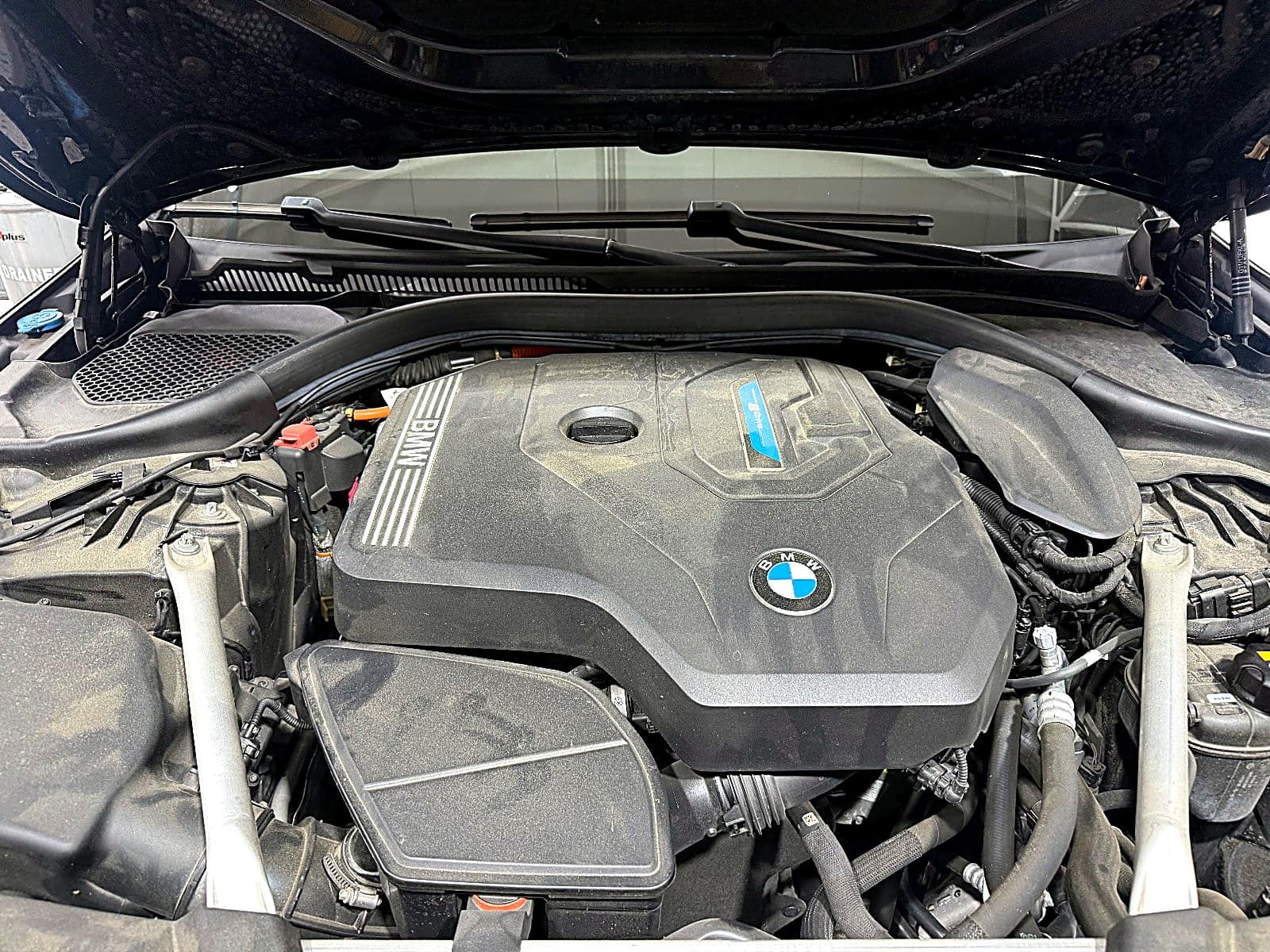 BMW 5시리즈 플러그인 하이브리드 엔진룸, 엔진 커버의 파란 하이브리드 표시