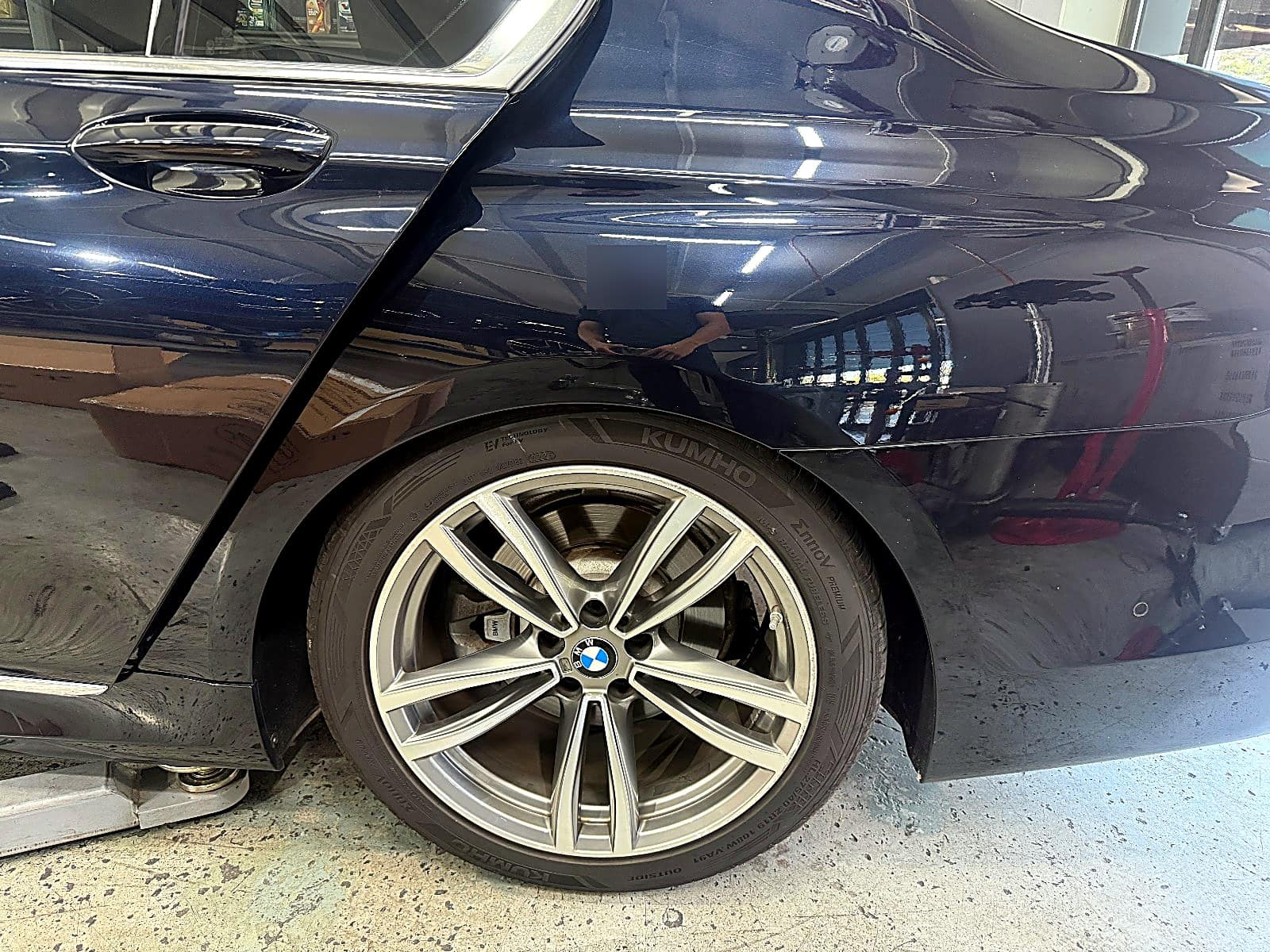 BMW 730Ld 뒤쪽 휠하우스 주변, 에어서스펜션이 들어가는 자리