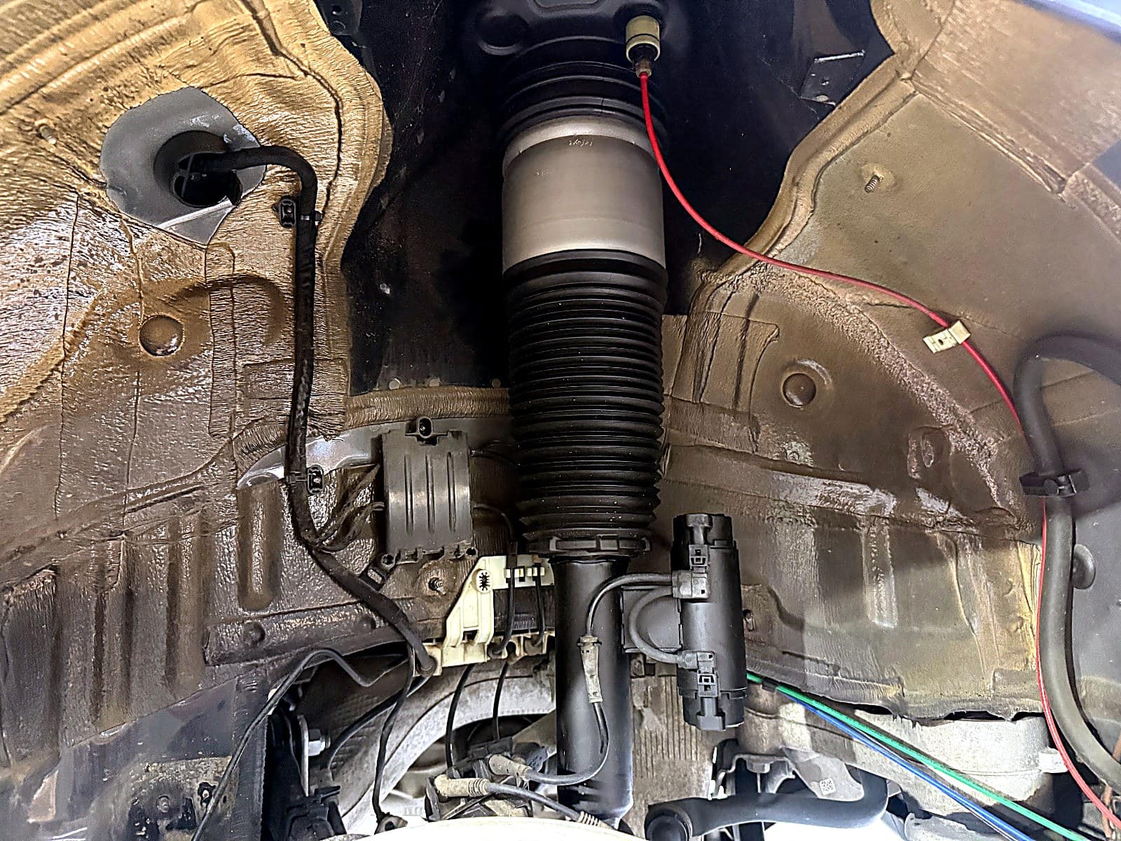 BMW 730Ld 뒤 에어스프링 신품 장착을 마친 모습