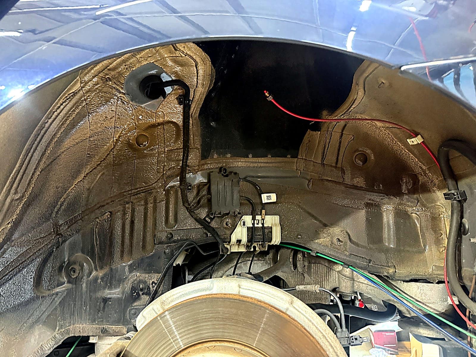 BMW 730Ld 뒤 에어스프링을 탈거한 뒤 비어 있는 장착 자리