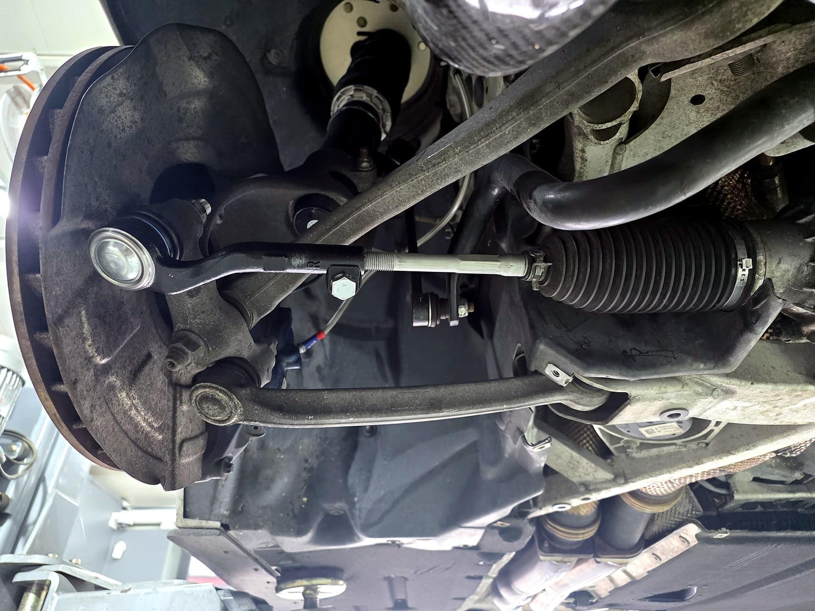 BMW M4 우측 타이로드 장착 완료 모습