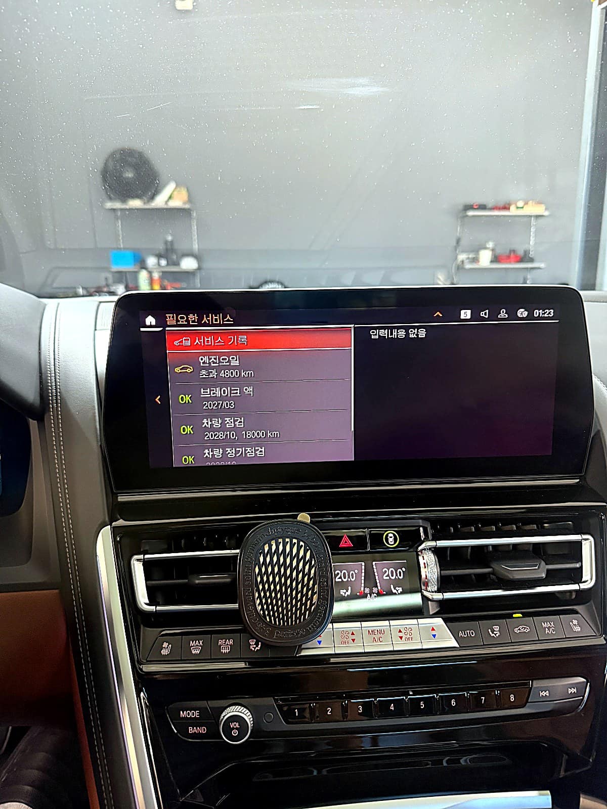 BMW M850i 서비스 화면, 엔진오일 초과 4800km 표시