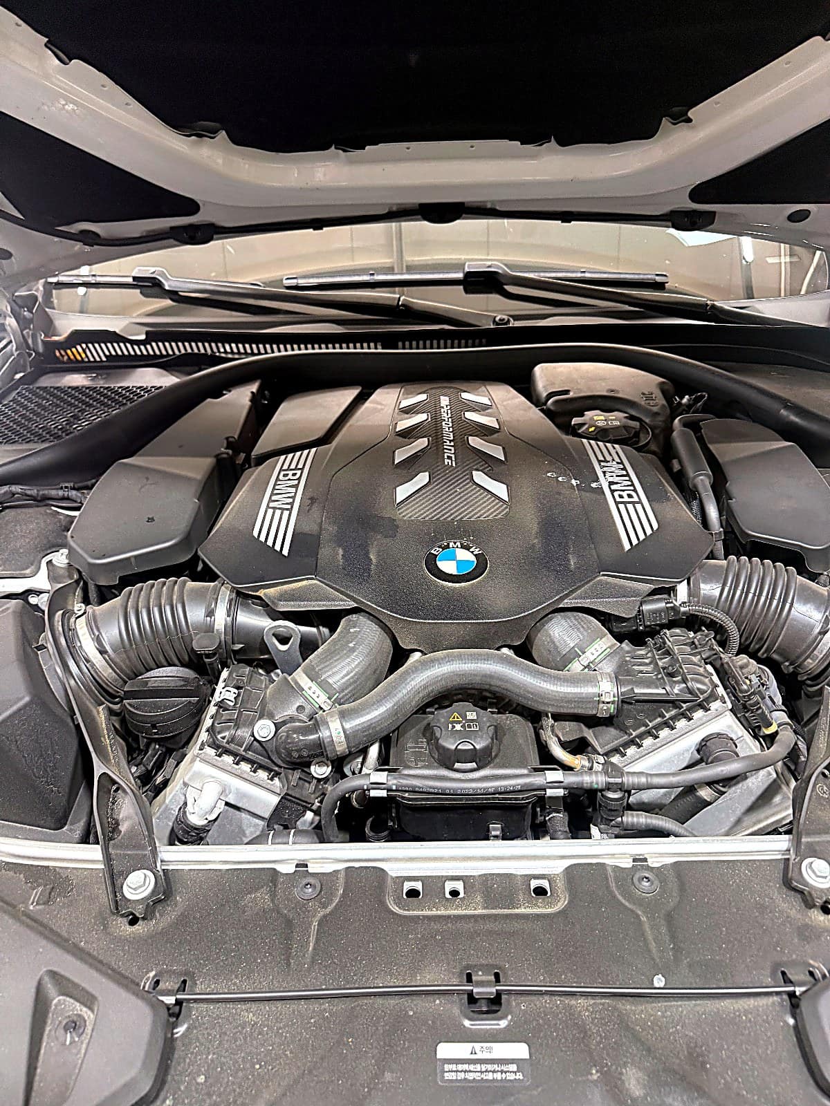 BMW M850i V8 트윈터보 엔진룸