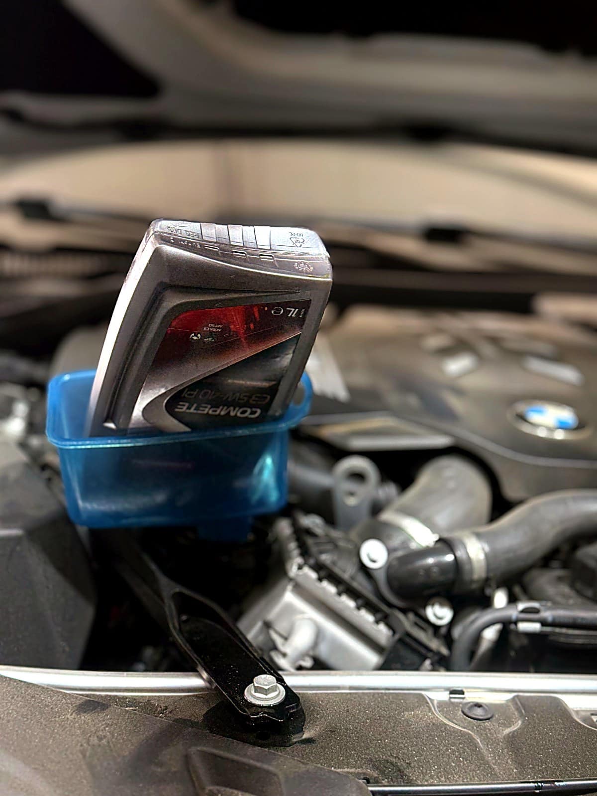 BMW M850i 엔진에 새 엔진오일을 주입하는 모습