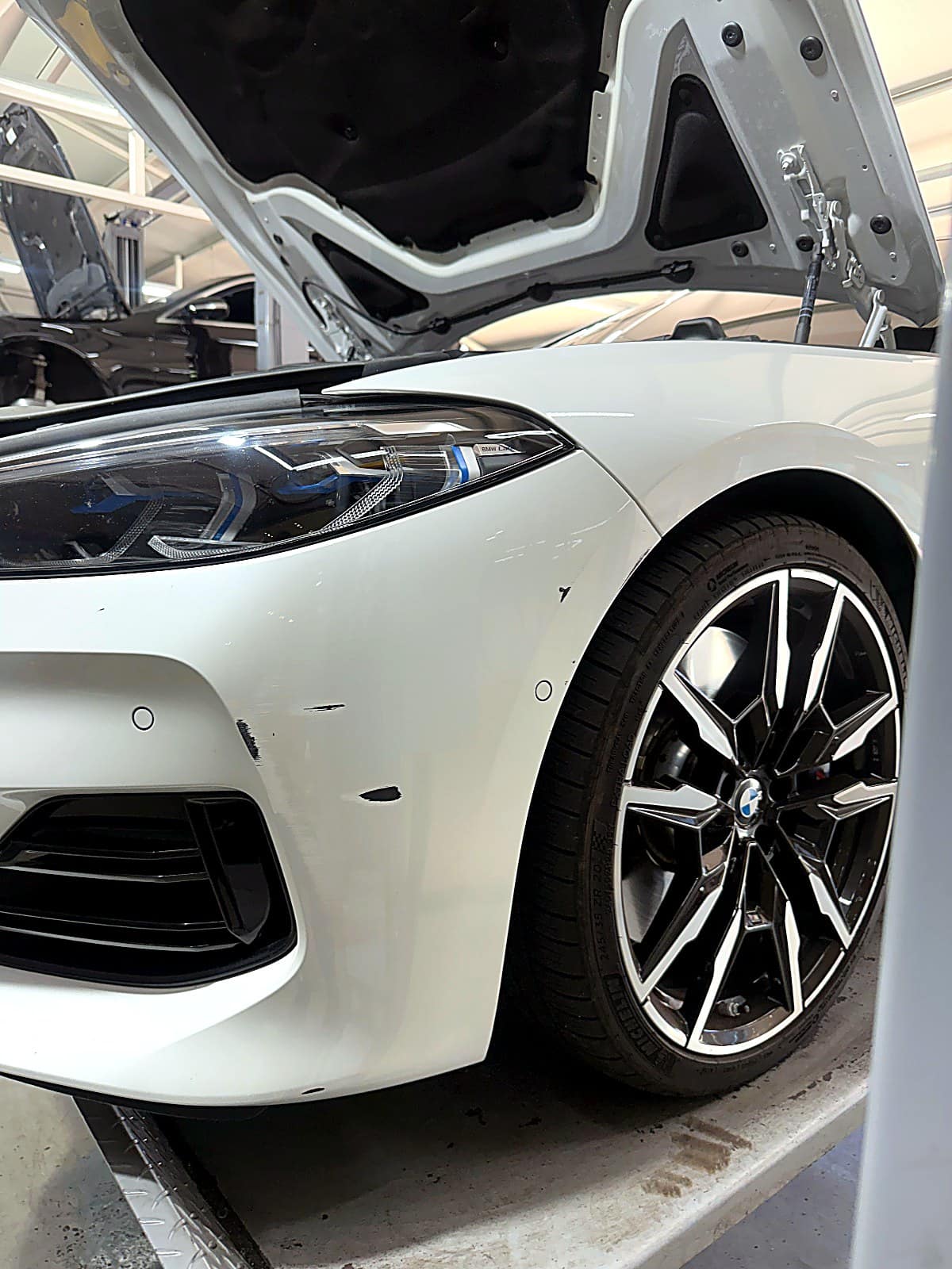 보닛을 연 흰색 BMW 8시리즈 앞 측면