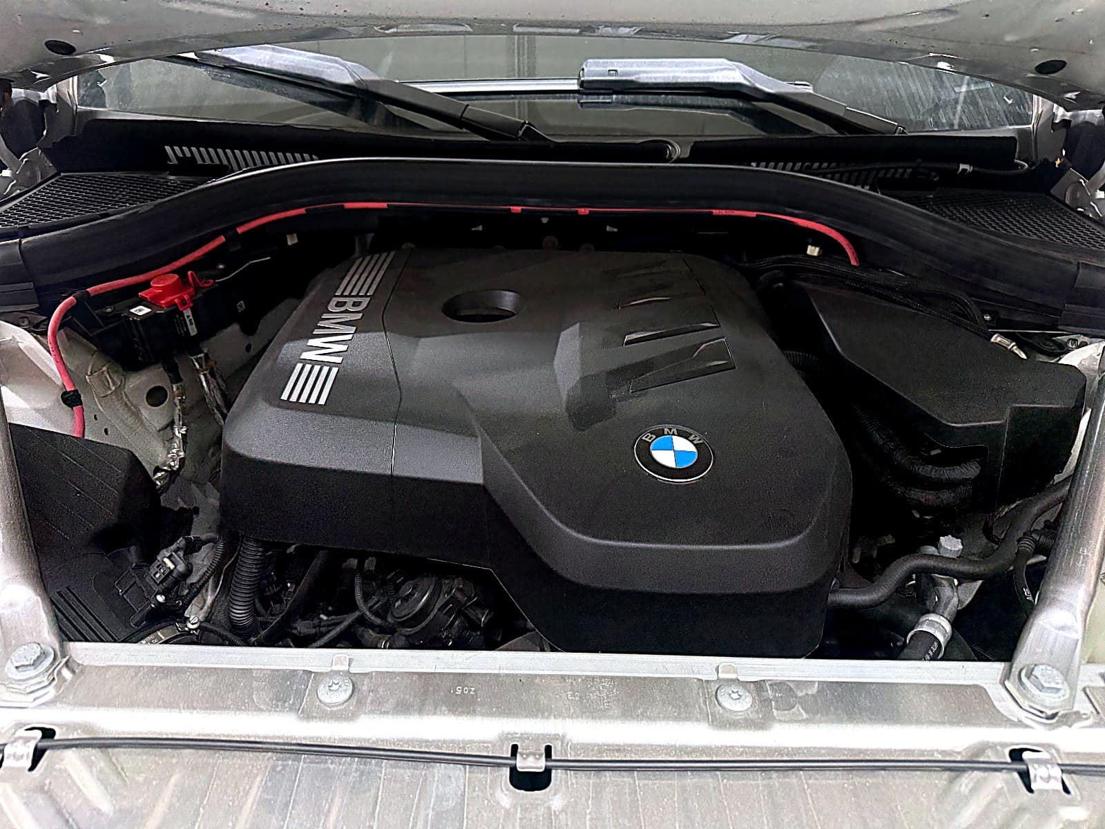BMW X3 G45 엔진룸, 엔진 커버가 덮여 있는 모습