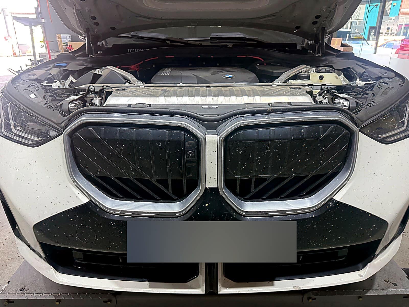 순천 H모터스에 입고된 흰색 BMW 신형 X3(G45) 정면, 신형 키드니 그릴