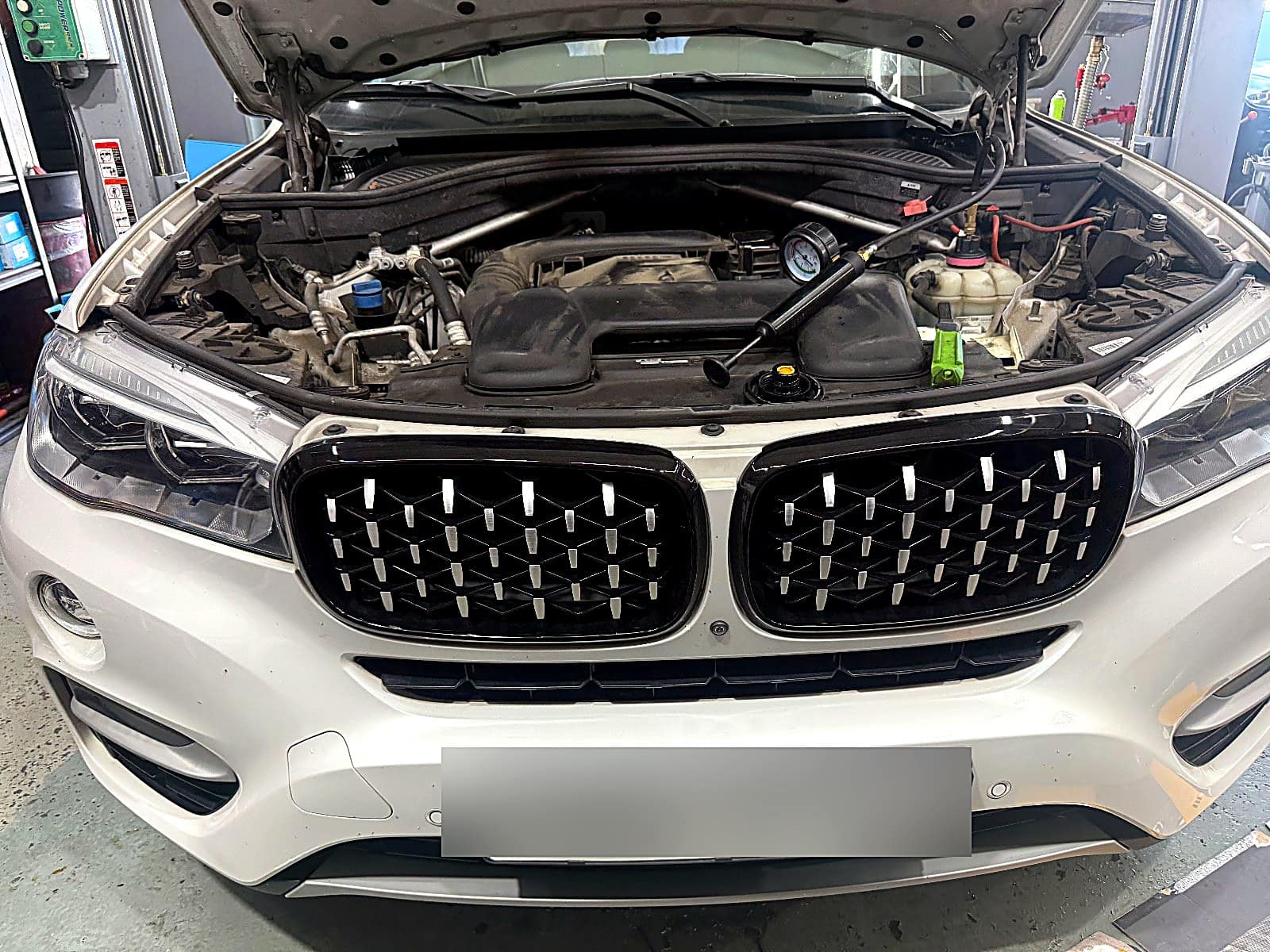 순천점 H모터스에 냉각수 경고등으로 입고된 BMW X6, 냉각계통 압력 점검 중