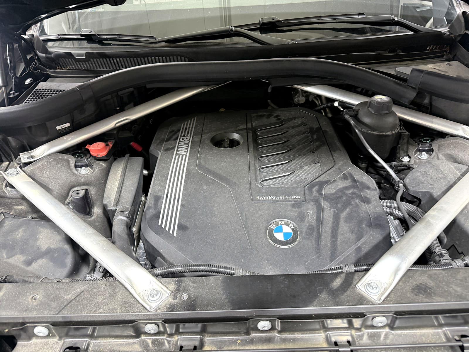BMW X7 엔진룸을 원상태로 복원한 모습