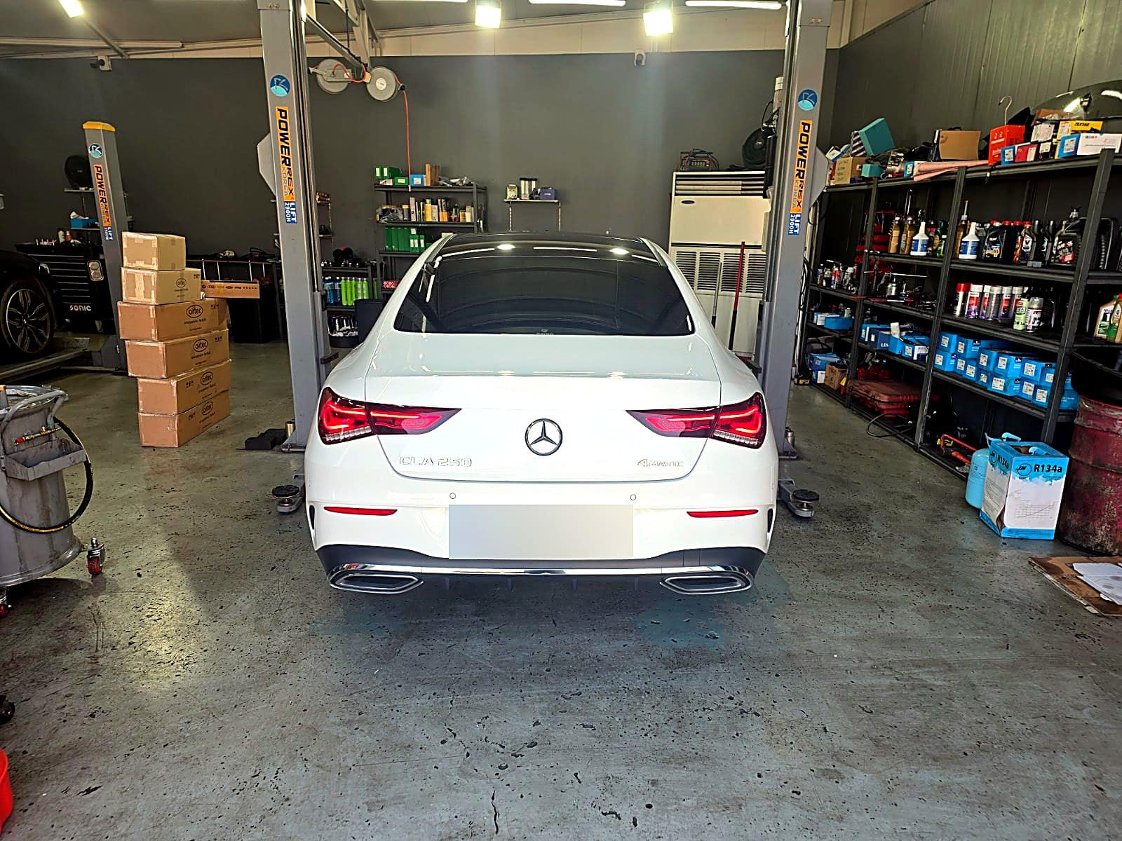 순천 H모터스에 오일 교환으로 입고된 흰색 벤츠 CLA 250 4MATIC 후면