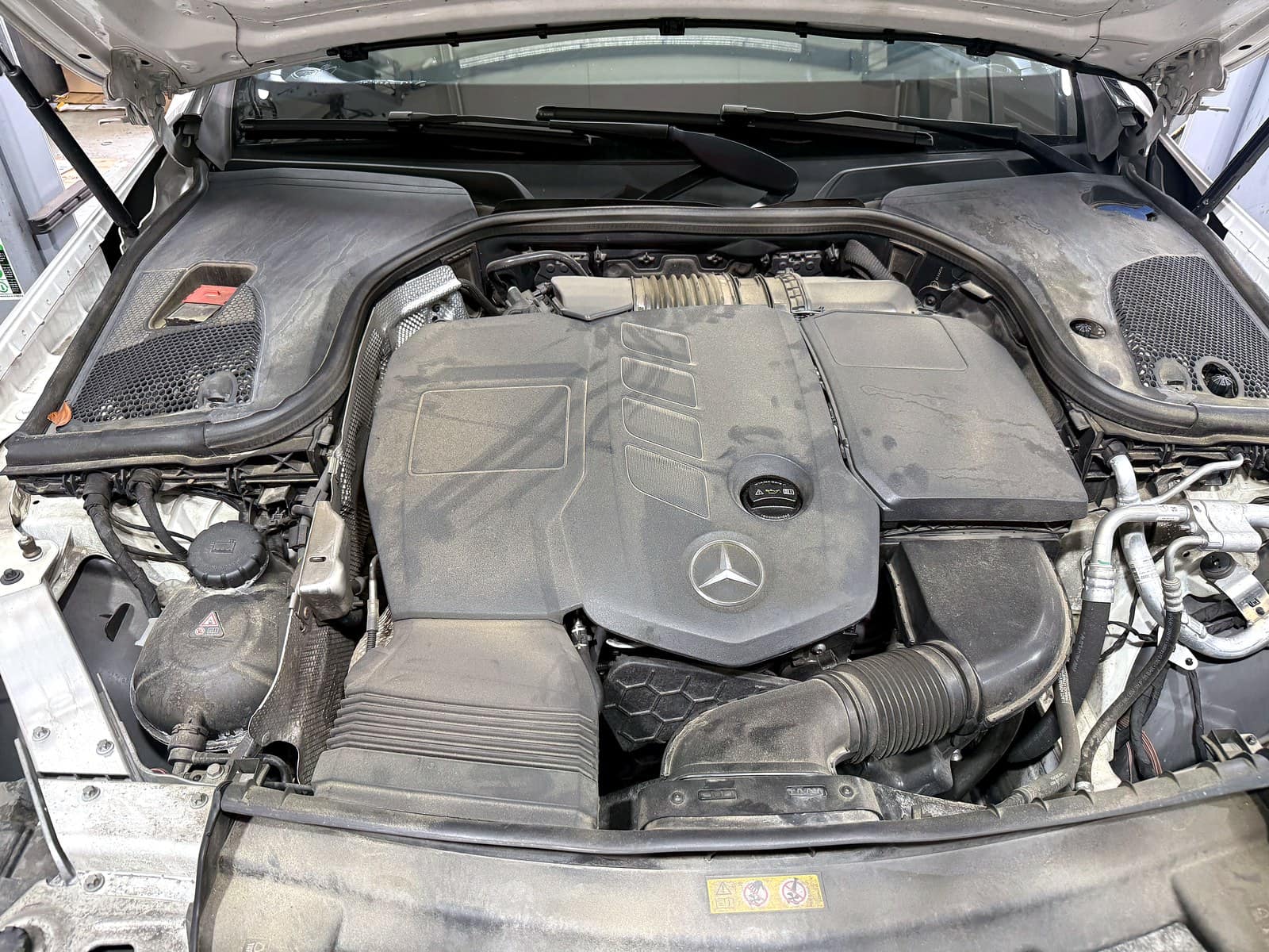 벤츠 E220d 엔진룸 전체 모습
