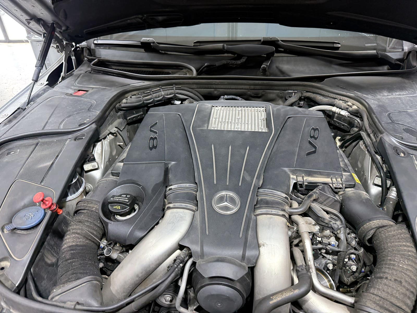 벤츠 S500 V8 엔진룸 모습