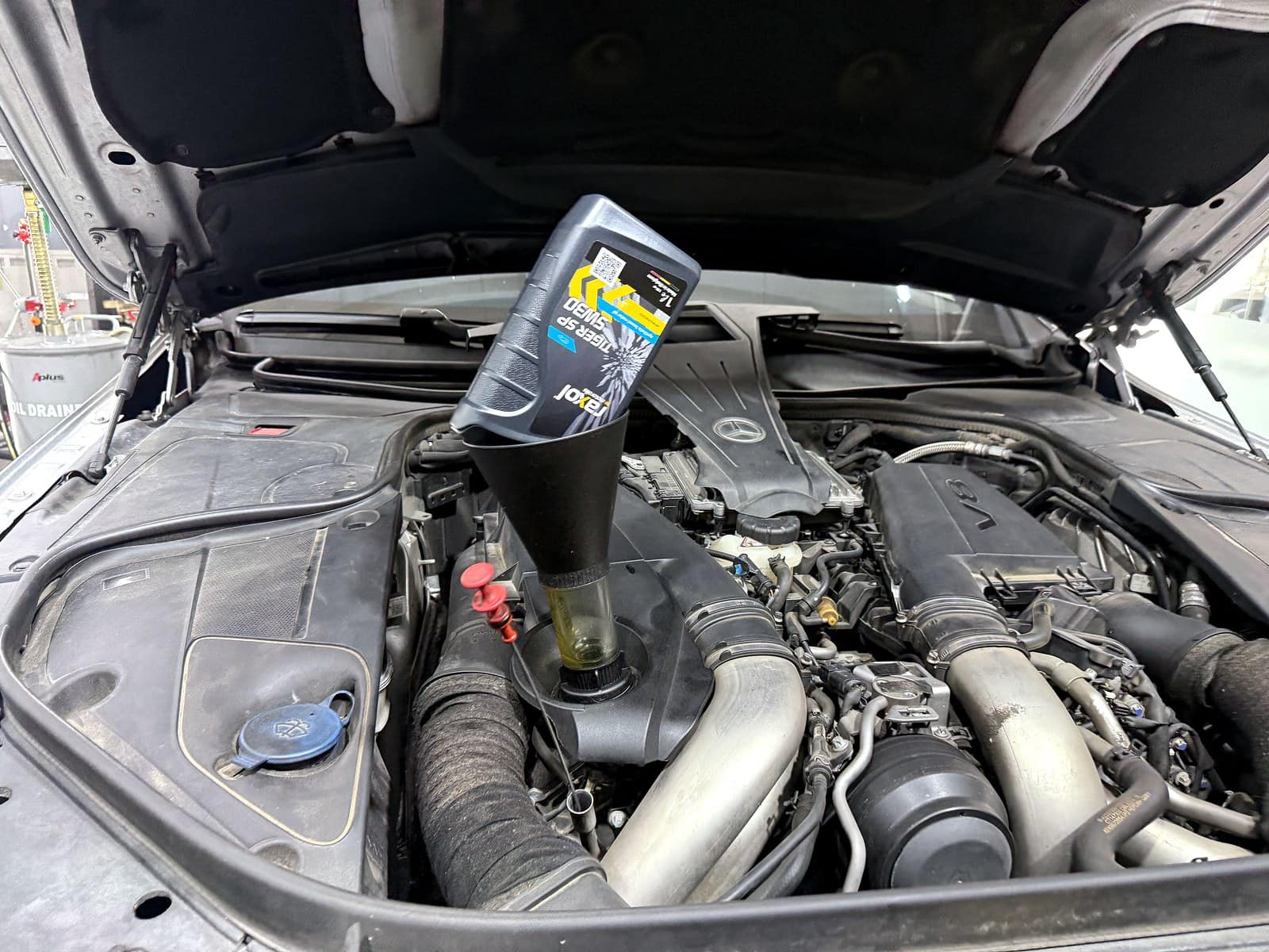 벤츠 S500에 새 엔진오일을 주입하는 모습